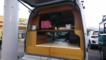 軽キャンピングカーに電子レンジ対応の棚が