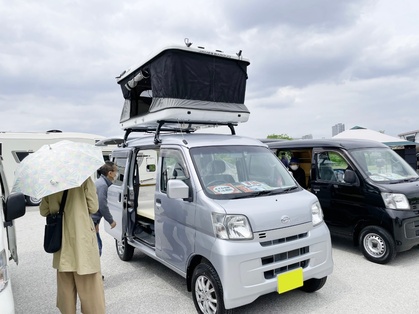 軽キャンピングカーにルーフテントを積んだ例
