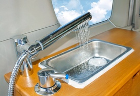 軽キャンパーちょいCama梓のシンク　水が出る様子