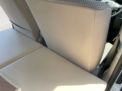 軽キャンピングカーちょいCamの枕を外した状態