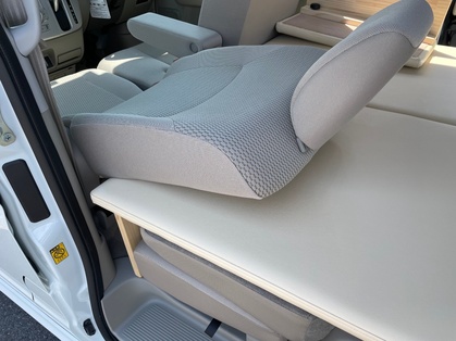 軽キャンパーちょいCamでシートを倒した状態