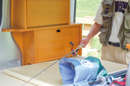 軽キャンピングカー「ちょいCam」の天然無垢の棚と釣り竿