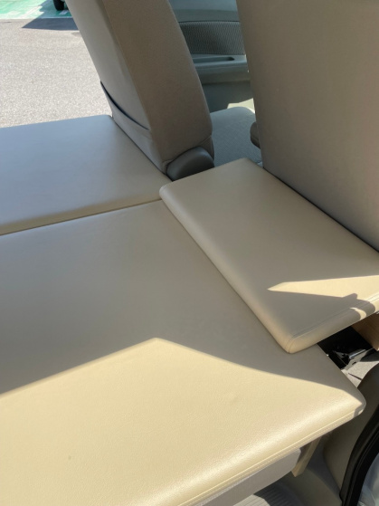 エブリイワゴンの「ちょいCam豊」のシートを前にズラした様子