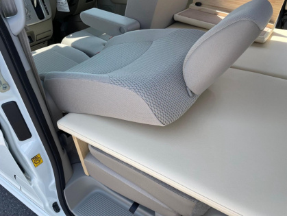 軽キャンピングカー「ちょいCam豊」のリクライニングを倒した様子