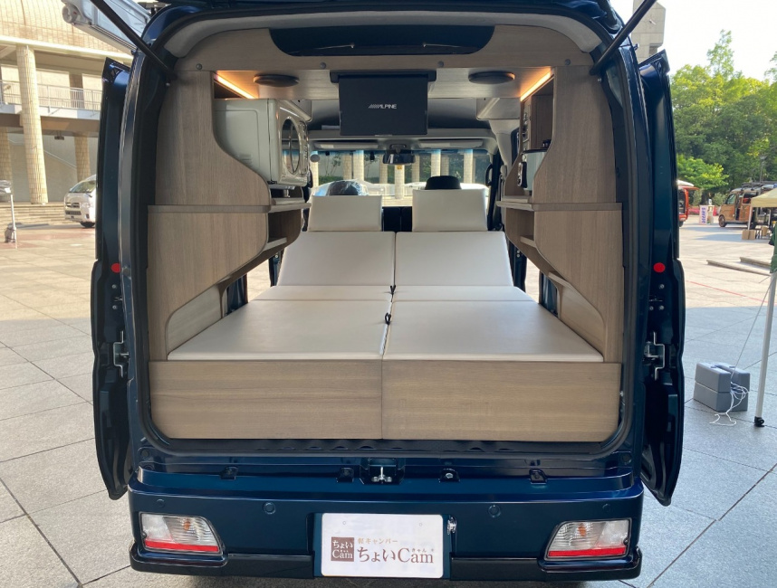 軽キャンパーとは何かを説明するための一例。新型アトレーモデルを後ろから見た様子