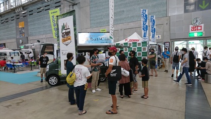 軽キャンピングカーちょいCamが出展する九州キャンピングカーショー 2020でちょいCamを見る人々