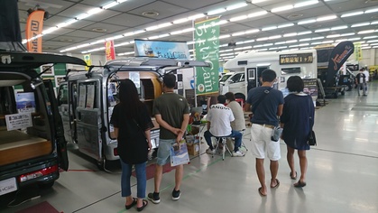 軽キャンピングカーちょいCamが出展する広島キャンピングカーフェア2020で軽キャンパーちょいCamを見ている人々