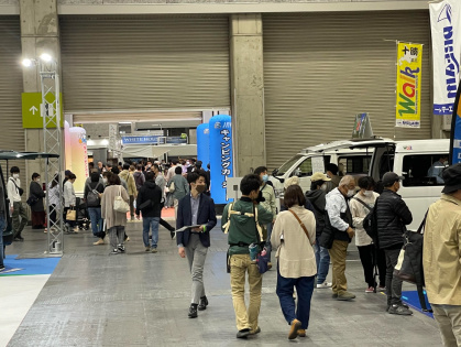 軽キャンピングカーのイベントが行われたインテックス大阪の会場内の様子