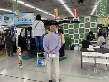 軽キャンピングカーちょいCamが出展した広島キャンピングカーフェア2022でちょいCamを見る人々