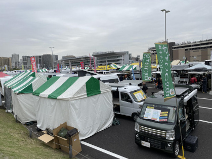 川崎競馬場のコース中の駐車場が会場です