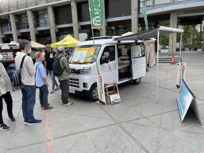 関西キャンピングカーフェスティバル2023にちょいCamが展示したダイハツアトレーの「ちょいCam豊」にたくさんのお客様