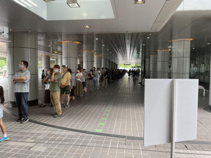 ちょいCam出展した名古屋キャンピングカートレンド会場の吹上ホール、開場前に多くのファンが入場待ち。