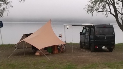 軽キャンパーのルーフキャリアに縦方向にバーを着けました。後部座席を外したりも