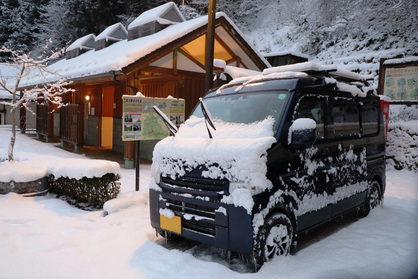 軽キャンピングカーちょいCam、道の駅で雪をかぶる