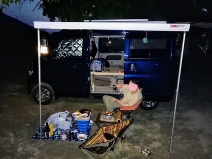 軽キャンパーのサイドオーニングをのばして焼き肉パーティー