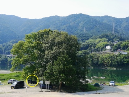 軽キャンピングカーちょいCamが木陰に