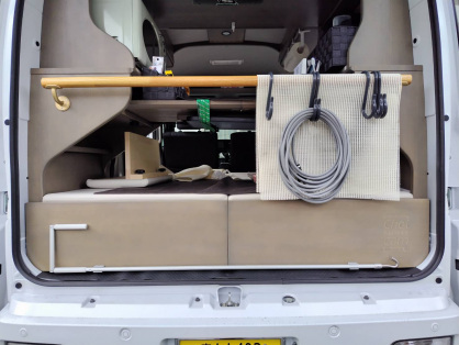 軽キャンパーちょいCamのベッドに取り付けられたサイドオーニングのクランクハンドル